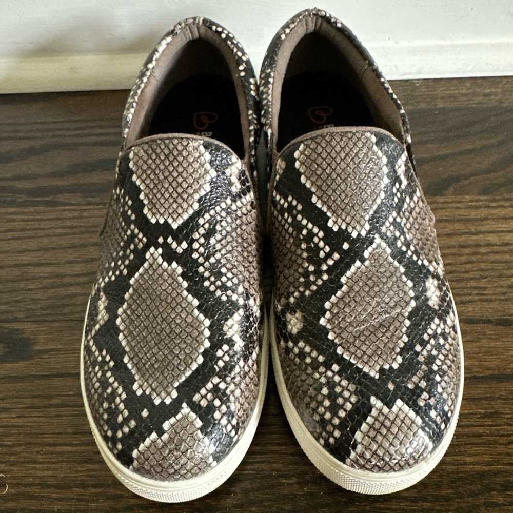 BLONDO WOMEN'S BROWN BLACK SNAKESKIN SNEAKERS SLIP ON - 8.5